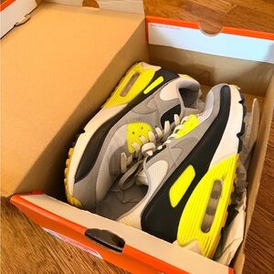 Vibrant Mens Sneakers in Gray and bright yellow/green